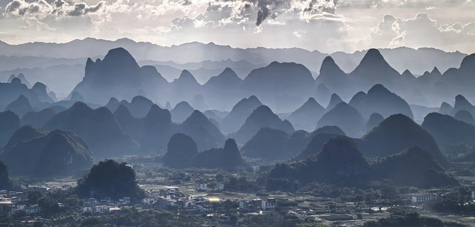天空下的迷雾山